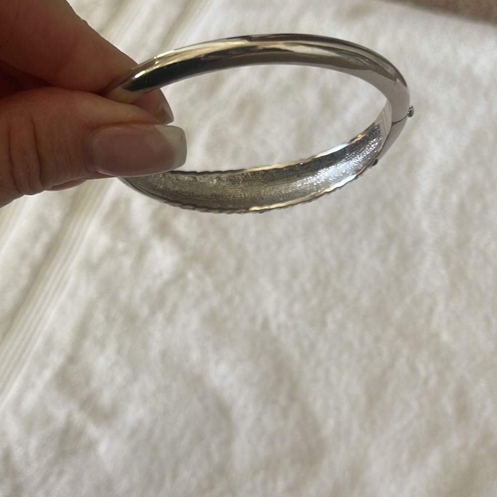 Beautiful silver Bangle - Picture 2 of 4